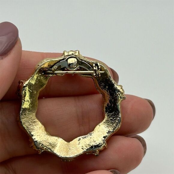 Vintage Small Gold Tone Brooch Faux Pearls Rhinestones Circular Wreath Pin - Picture 3 of 6